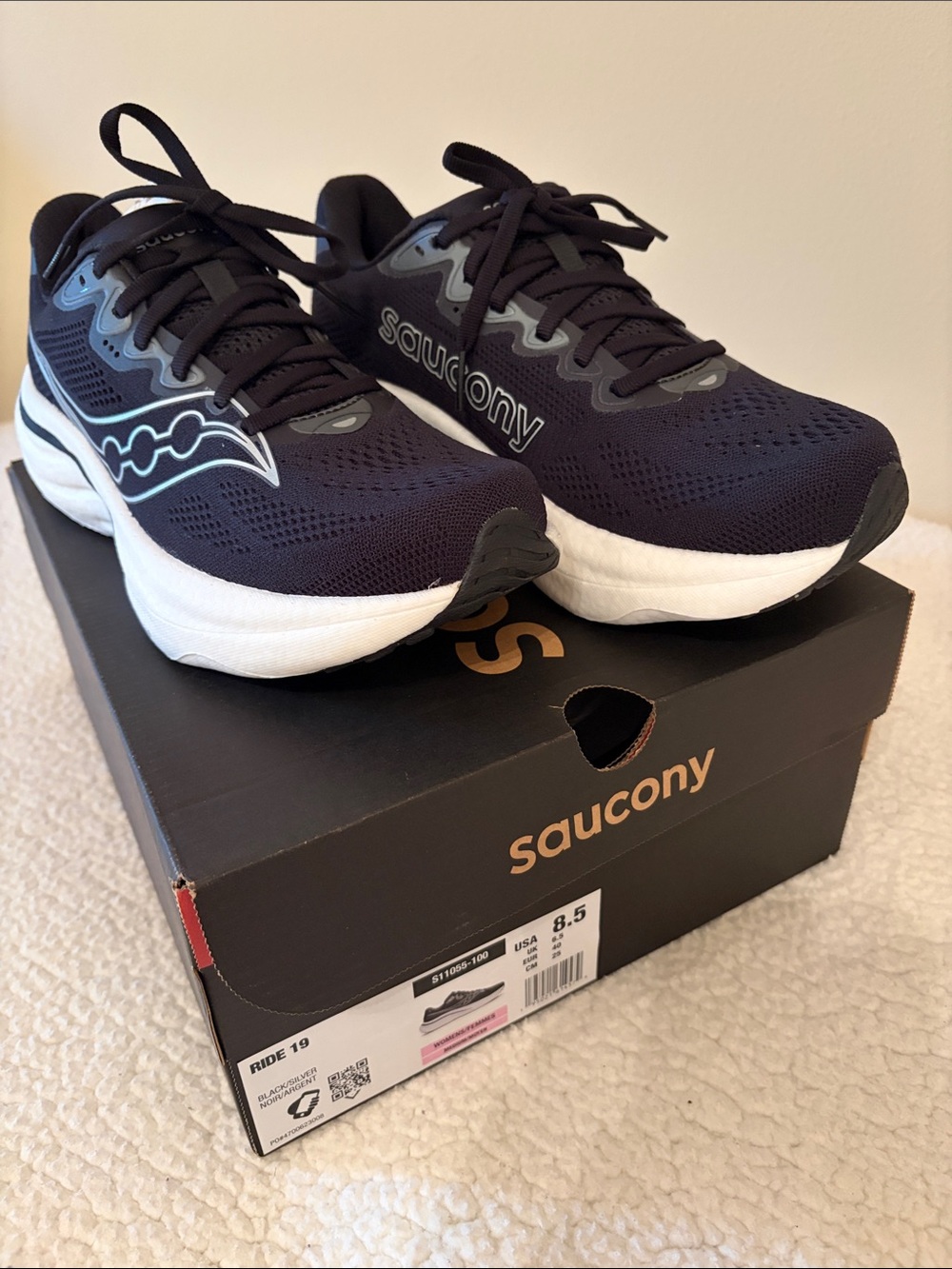 New never worn Saucony Ride 19 Athletic Shoes in Black and White - Picture 1 of 9